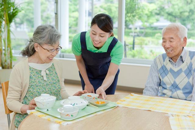 居家養老護理員十大要求 從業者、老年人及家人都該看的重要指南